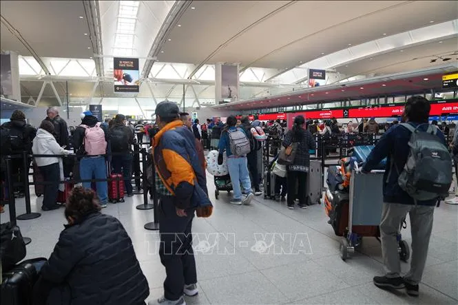 Hành khách làm thủ tục tại khu vực quầy check-in của Sân bay quốc tế John F. Kennedy (JFK) ở thành phố New York, Mỹ. Ảnh: THX/TTXVN