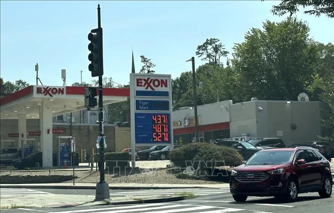 Bảng giá xăng dầu bán lẻ tại một cây xăng ở thủ đô Washington D.C. Ảnh: TTXVN