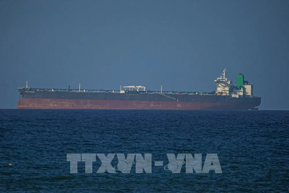 Con tàu di chuyển qua eo biển Hormuz. Ảnh: AA/TTXVN