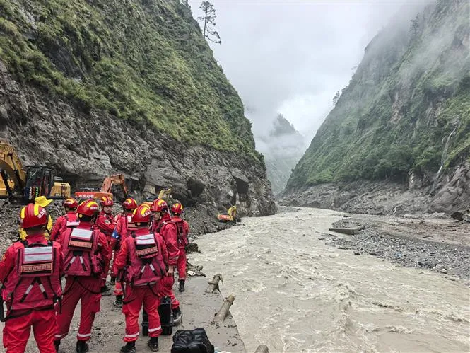 Lực lượng cứu nạn cứu hộ được triển khai tại hiện trường bị tàn phá bởi lũ quét và sạt lở đất ở huyện Cát Long, Khu tự trị Tây Tạng, Trung Quốc ngày 29-8-2026. Ảnh: THX/TTXVN phát