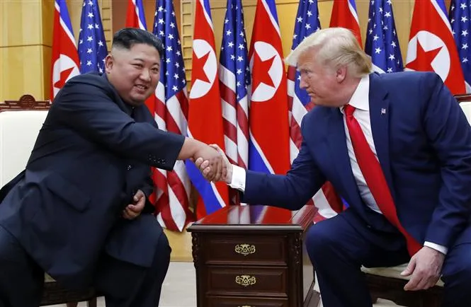 Tổng thống Mỹ Donald Trump (phải) và nhà lãnh đạo Triều Tiên Kim Jong-un trong cuộc gặp tại làng Panmunjom ở biên giới liên Triều, ngày 30-6-Ông Trump có thể “thực tế hóa” hồ sơ hạt nhân Triều Tiên2019. Ảnh tư liệu: THX/TTXVN