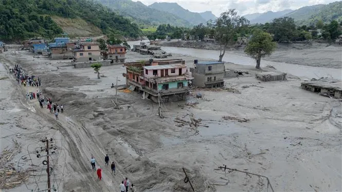 Cảnh tàn phá của trận lũ quét và lở bùn đá nghiêm trọng ở huyện Nuwakot, Nepal ngày 27-8-2026. Ảnh: THX/TTXVN