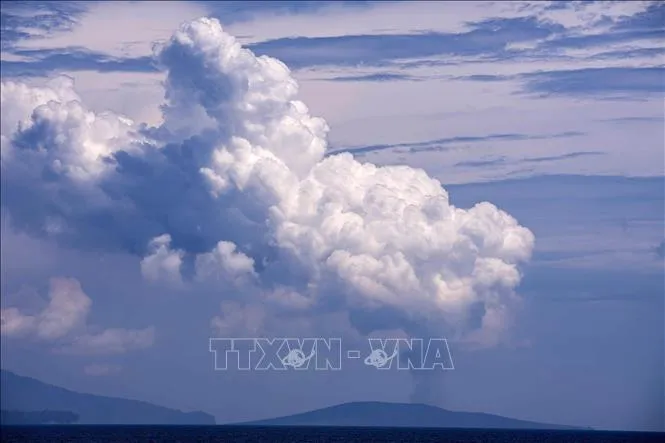 Tro bụi phun lên từ núi lửa Anak Krakatau, Indonesia. Ảnh: THX/TTXVN