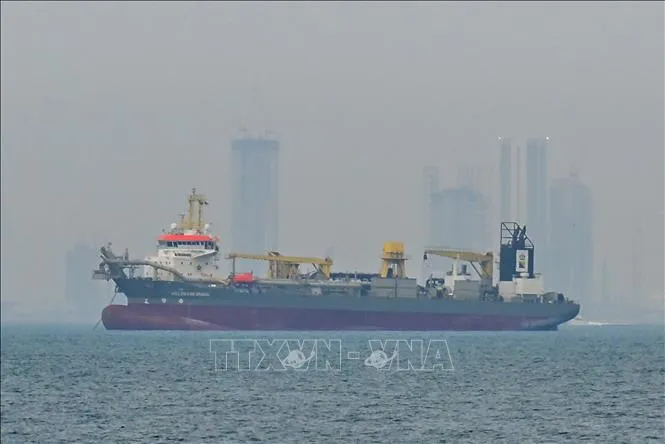 Tàu thương mại neo ngoài khơi Dubai, Các tiểu vương quốc Arab thống nhất, khi hoạt động hàng hải bị gián đoạn tại eo biển Hormuz, ngày 2-3-2026. Ảnh: AA/TTXVN