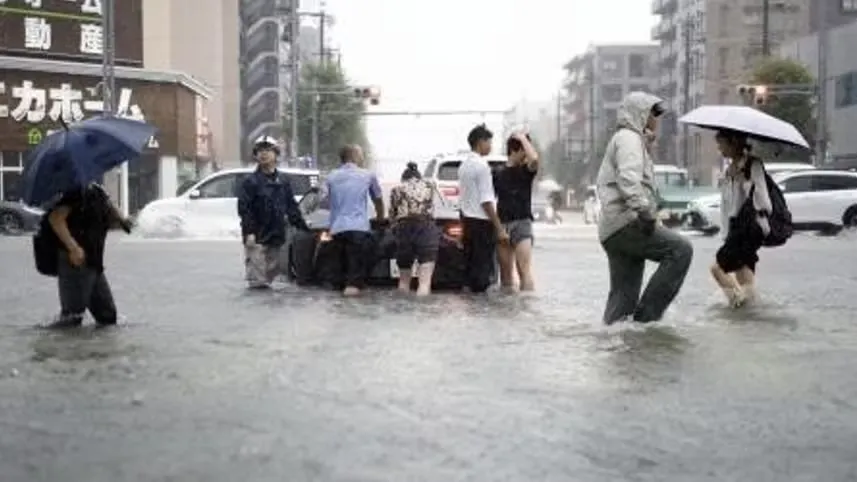 Cảnh ngập lụt sau những trận mưa lớn tại Nagoya, Nhật Bản. (Ảnh: Kyodo/TTXVN)