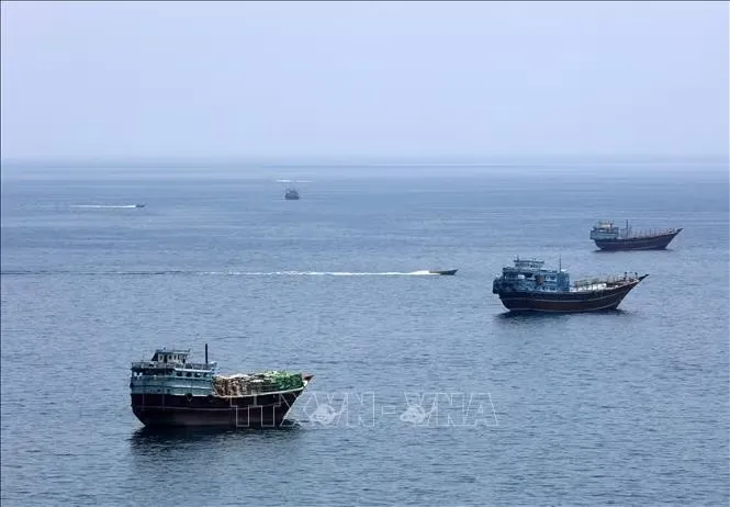 Tàu thuyền di chuyển trên eo biển Hormuz, gần thị trấn Khasab, miền Bắc Oman ngày 20-6-2026. Ảnh: THX/TTXVN