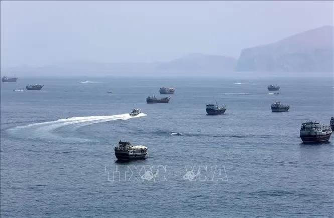 Tàu thuyền di chuyển trên eo biển Hormuz. Ảnh: THX/TTXVN
