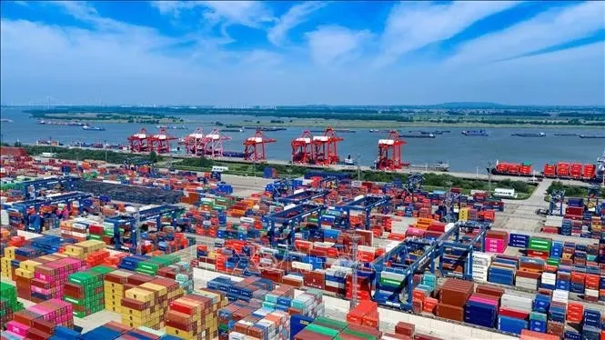Cảng hàng hóa ở Giang Tô, Trung Quốc. Ảnh: THX/TTXVN.