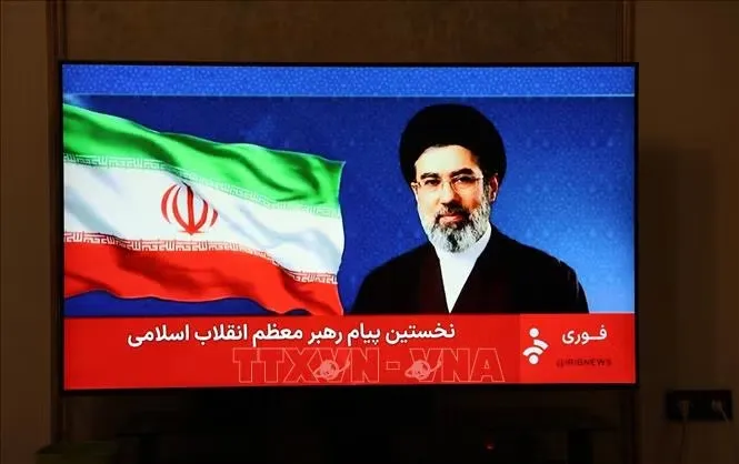 Hình ảnh tân Đại giáo chủ Iran Ayatollah Mojtaba Khamenei đọc thông điệp đầu tiên trên truyền hình nhà nước. Ảnh: IRINN/TTXVN