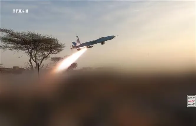 Lực lượng Houthi phóng tên lửa nhằm vào thành phố Mocha, Yemen. Ảnh: THX/TTXVN phát