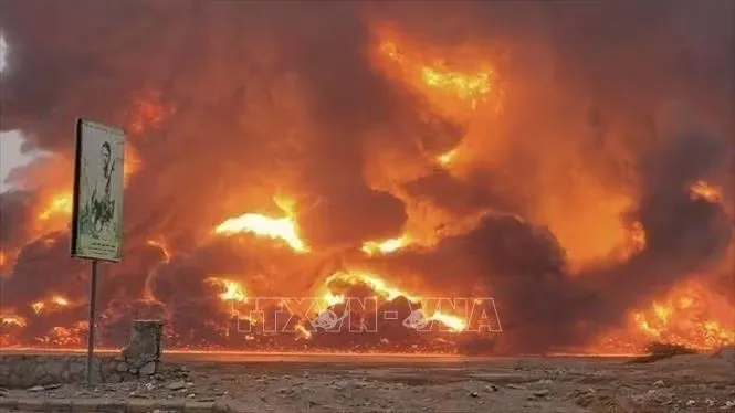 Khói lửa bốc lên ngùn ngụt sau vụ tấn công của Israel tại Hodeidah, Yemen. Ảnh minh họa: TV Al Masirah/TTXVN