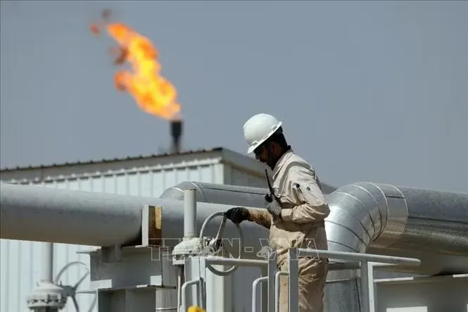 Công nhân làm việc tại nhà máy lọc dầu ở tỉnh Wasit, Iraq. Ảnh: THX/TTXVN