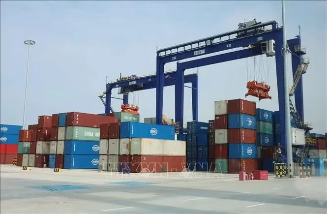 Hoạt động xuất nhập khẩu tại cảng Dương Phố, Hải Nam, Trung Quốc. Ảnh: Công Tuyên/TTXVN