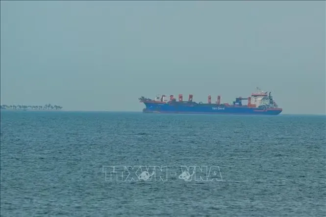 Tàu thuyền chờ đi qua eo biển Hormuz. Ảnh: THX/TTXVN phát