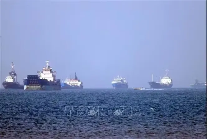 Tàu thuyền ở eo biển Hormuz, gần thành phố cảng Bandar Abbas, Iran. Ảnh: The Guardian/TTXVN