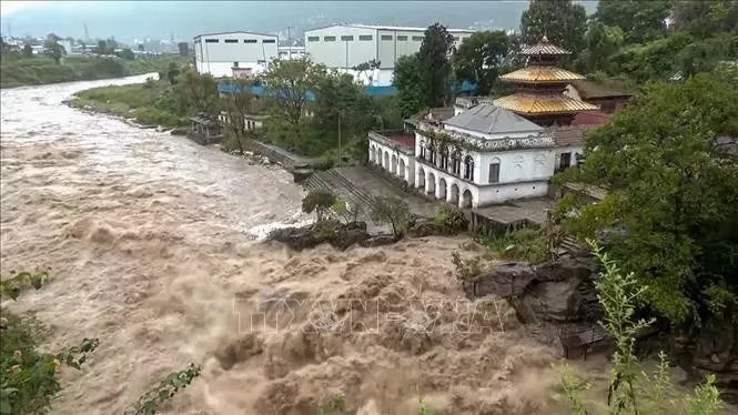 Sông Bagmati dâng cao, tràn bờ sau nhiều ngày mưa lớn liên tục, gần một ngôi đền ven sông và các công trình lân cận tại Kathmandu, Nepal ngày 9-10-2026. Ảnh: ANI/TTXVN phát