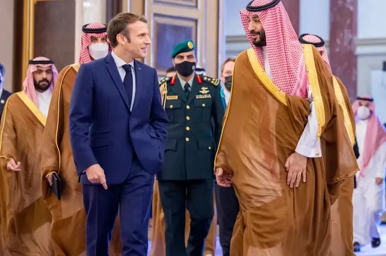 Thái tử Saudi Arabia Mohammed bin Salman chào đón Tổng thống Pháp Emmanuel Macron khi ông đến Jeddah năm 2021. Ảnh: Hoàng gia Saudi Arabia