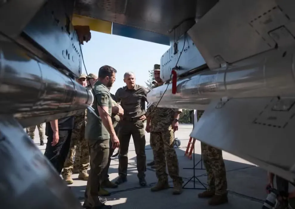 Ông Volodymyr Zelensky xem xét các loại vũ khí do phương Tây cung cấp. Ảnh: Văn phòng Báo chí Tổng thống Ukraine