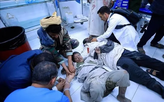 Các nạn nhân bị thương sau một cuộc không kích ở tỉnh Saada, Yemen, ngày 18-10. Ảnh: THX/TTXVN phát