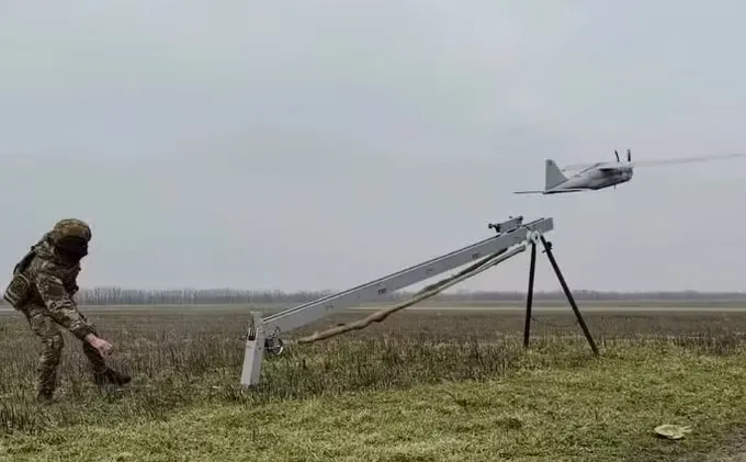 Một binh sĩ Nga phóng UAV. Ảnh: Cơ quan Báo chí Bộ Quốc phòng Nga