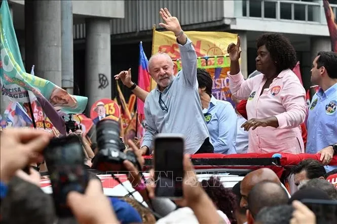 Tổng thống Brazil Lula da Silva (trái) trong cuộc vận động tranh cử tại thành phố Rio de Janeiro, ngày 2-10-2026. Ảnh: THX/TTXVN phát