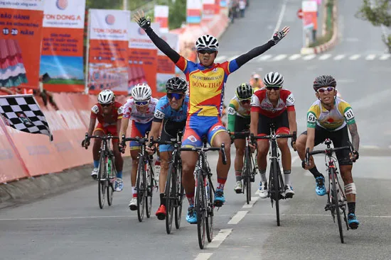 Chặng 17, chứng kiến sự quật khởi thành công của tập thể Domesco Đồng Tháp (giữa). Ảnh: T.L