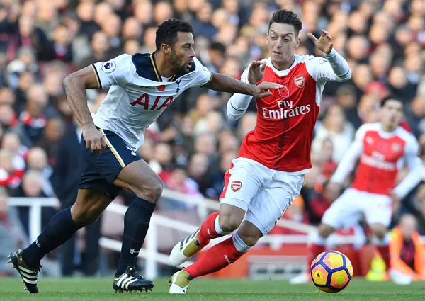 Tottenham (trái) và Arsenal, sẽ có đội sớm rời cuộc đua hoặc cả hai