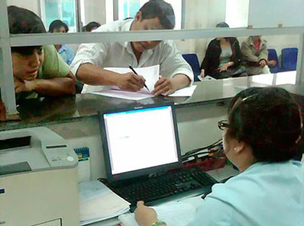 Doanh nghiệp làm thủ tục xuất nhập khẩu tại Chi cục Hải quan cửa khẩu Tân Cảng (Ảnh minh họa)