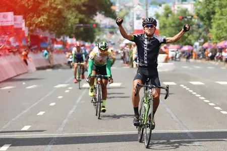 Tay đua Nguyễn Minh Luận (phải) rút thắng Trịnh Đức Tâm, Trần Đức Tiến về nhất chặng. Ảnh: T.L