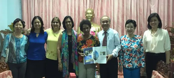 Nữ nhà báo Marta Rojas Rodrigues (giữa) cùng ban lãnh đạo  Liên hiệp các tổ chức hữu nghị TPHCM và Hội hữu nghị Việt Nam - Cuba TPHCM