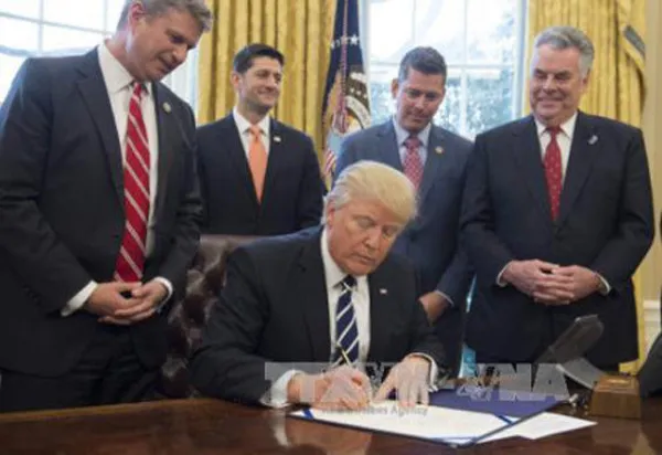 Tổng thống Mỹ Donald Trump dỡ bỏ lệnh cấm khai thác dầu mỏ, khí đốt ngoài khơi. Ảnh: EPA/TTXVN