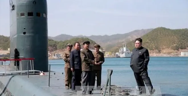 Nhà lãnh đạo Triều Tiên Kim Jong-un (phải) thị sát buổi phóng thử tên lửa đạn đạo từ tàu ngầm SLBM. Ảnh: Yonhap/TTXVN