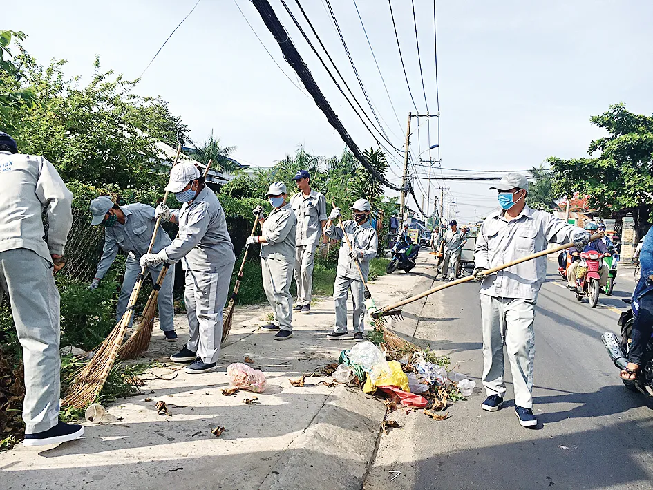 Người dân quét dọn sau khi tham dự hưởng ứng Tuần lễ quốc gia nước sạch và vệ sinh môi trường
