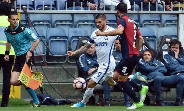 Mauro Icardi (trái, Inter) tạt bóng trước Santiago Gentiletti (Genoa).