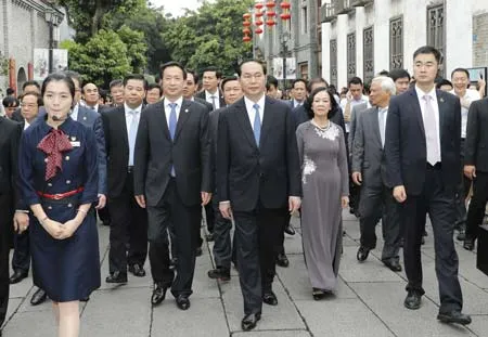 Chủ tịch nước  Trần Đại Quang cùng Đoàn đại biểu  cấp cao Việt Nam  tham quan  Khu phố cổ của  TP Phúc Châu,  tỉnh Phúc Kiến