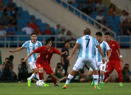 Màn trở lại của Tuấn Anh( thứ 2 từ trái) khá mờ nhạt. Ảnh: Quang Thắng