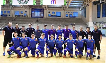 Đội U20 futsal Việt Nam sẵg xung trận. Ảnh: Quang Thắng 