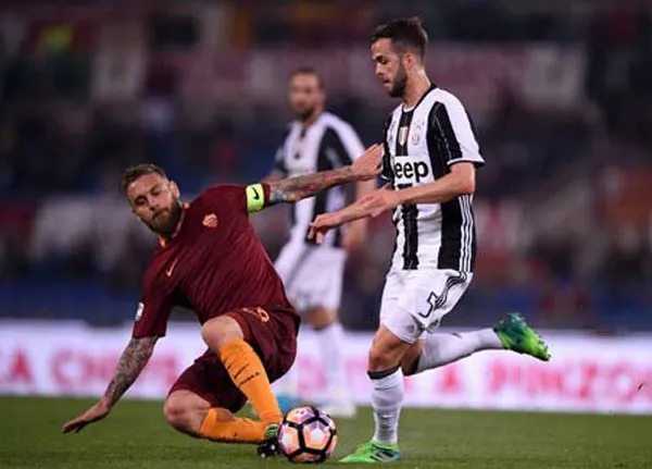 Daniele De Rossi (trái, Roma) cản phá pha đi bóng của Miralem Pjanic (Juventus).