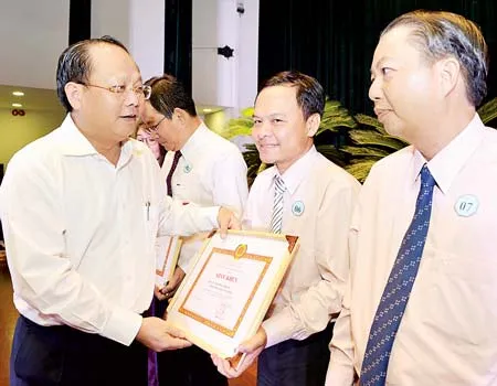 Phó Bí thư Thường trực Thành ủy TPHCM Tất Thành Cang tuyên dương các điển hình Ảnh: VIỆT DŨNG 