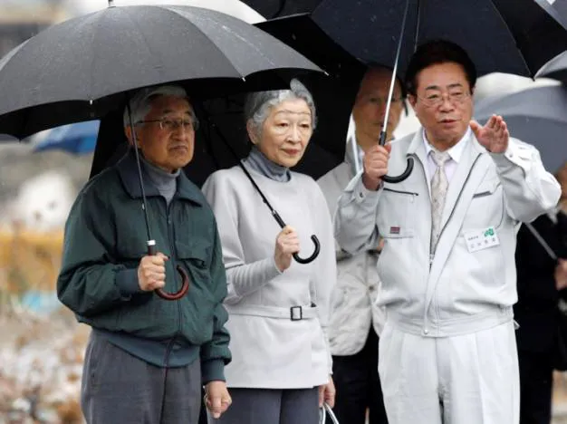 Nhật Bản thông qua dự luật Nhà vua thoái vị lần đầu tiên trong 200 năm ảnh 1