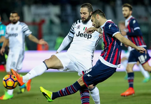 Gonzalo Higuain (trái, Juventus) cản phá cú sút của Gian Marco Ferrari (Crotone)