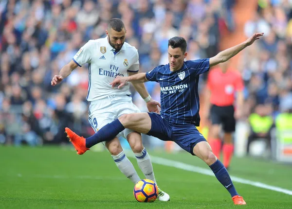 Real của Benzema (trái) quyết thắng trước Malaga