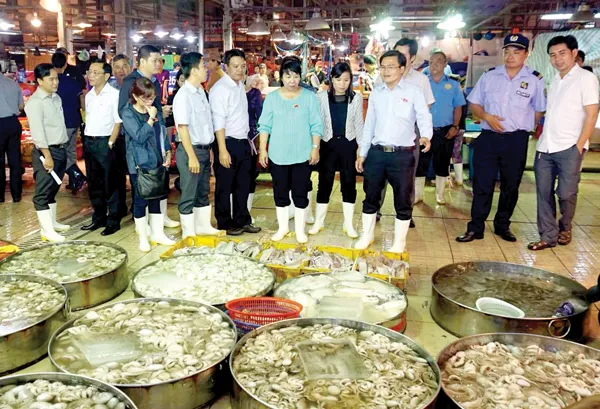 Đoàn khảo sát của HĐND TPHCM kiểm tra ATTP tại chợ đầu mối Bình Điền            Ảnh: HOÀNG HÙNG