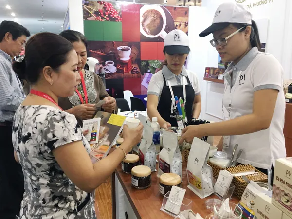 Doanh nghiệp giới thiệu sản phẩm mới đến người tiêu dùng                Ảnh: VIỆT THƯ