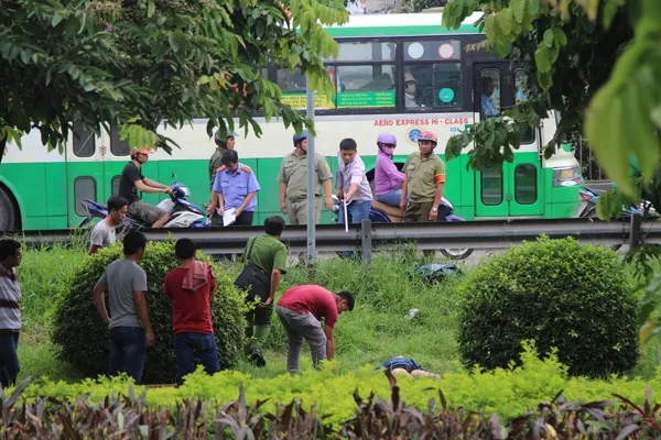 : Lực lượng chức năng khám nghiệm hiện trường.