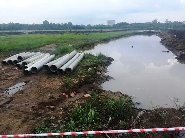 : Khu vực hố nước công trình nới xảy ra vụ việc.