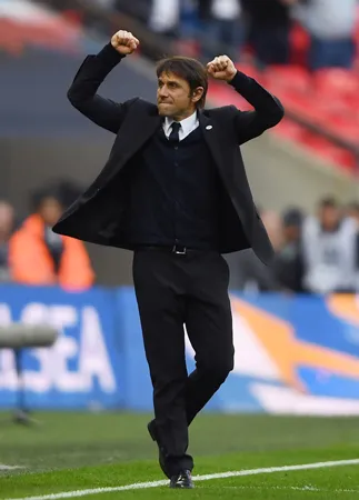 Mất chiếc cúp, được con đường ảnh 1