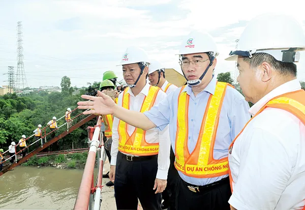 Bí thư  Thành ủy TPHCM Nguyễn Thiện Nhân khảo sát hệ thống cống ngăn triều Ảnh:  Cao Thăng