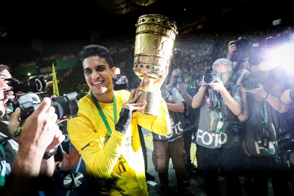 Marc Bartra trong ngày đăng quang cùng Dortmund ở Cúp nước Đức.