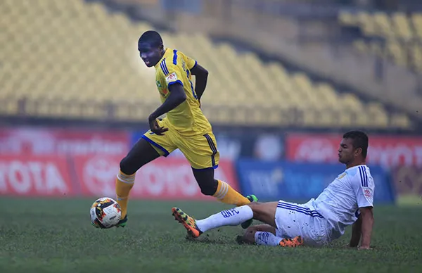 “Chân gỗ” Olaha (trái) đóng góp mới có 1 bàn cho đội bóng Sông Lam. Ảnh: T.L